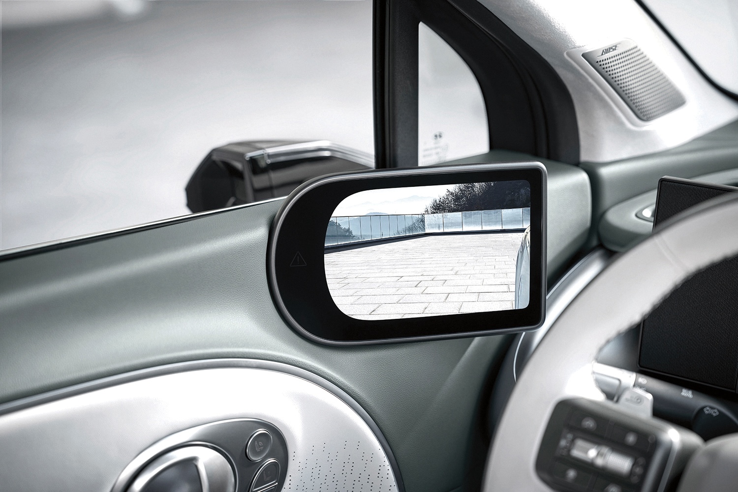 Monitor systému digitálních zpětných zrcátek (Digital Side Mirrors) v interiéru modelu IONIQ 9