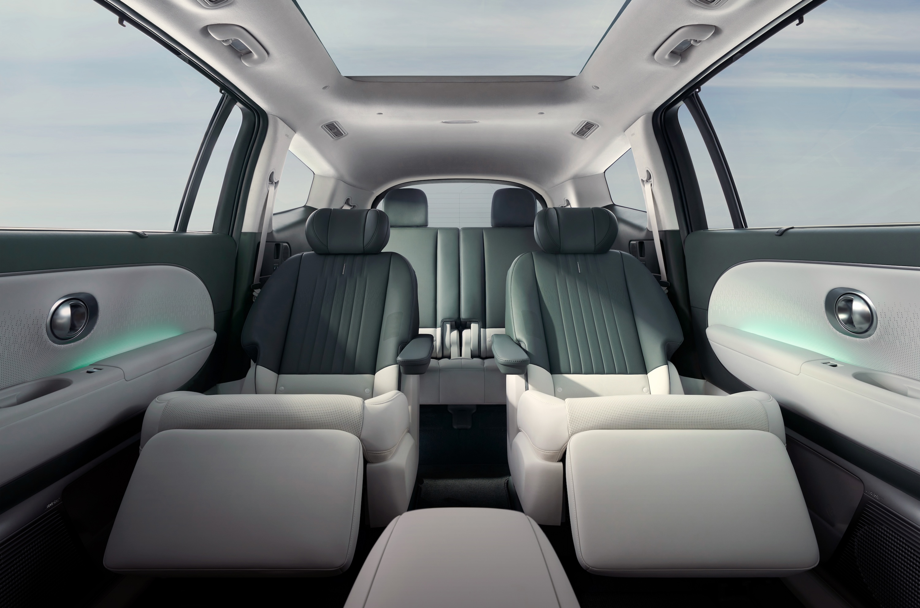 Sklopená relaxační sedadla ve druhé řadě v interiéru elektrického SUV Hyundai IONIQ 9.