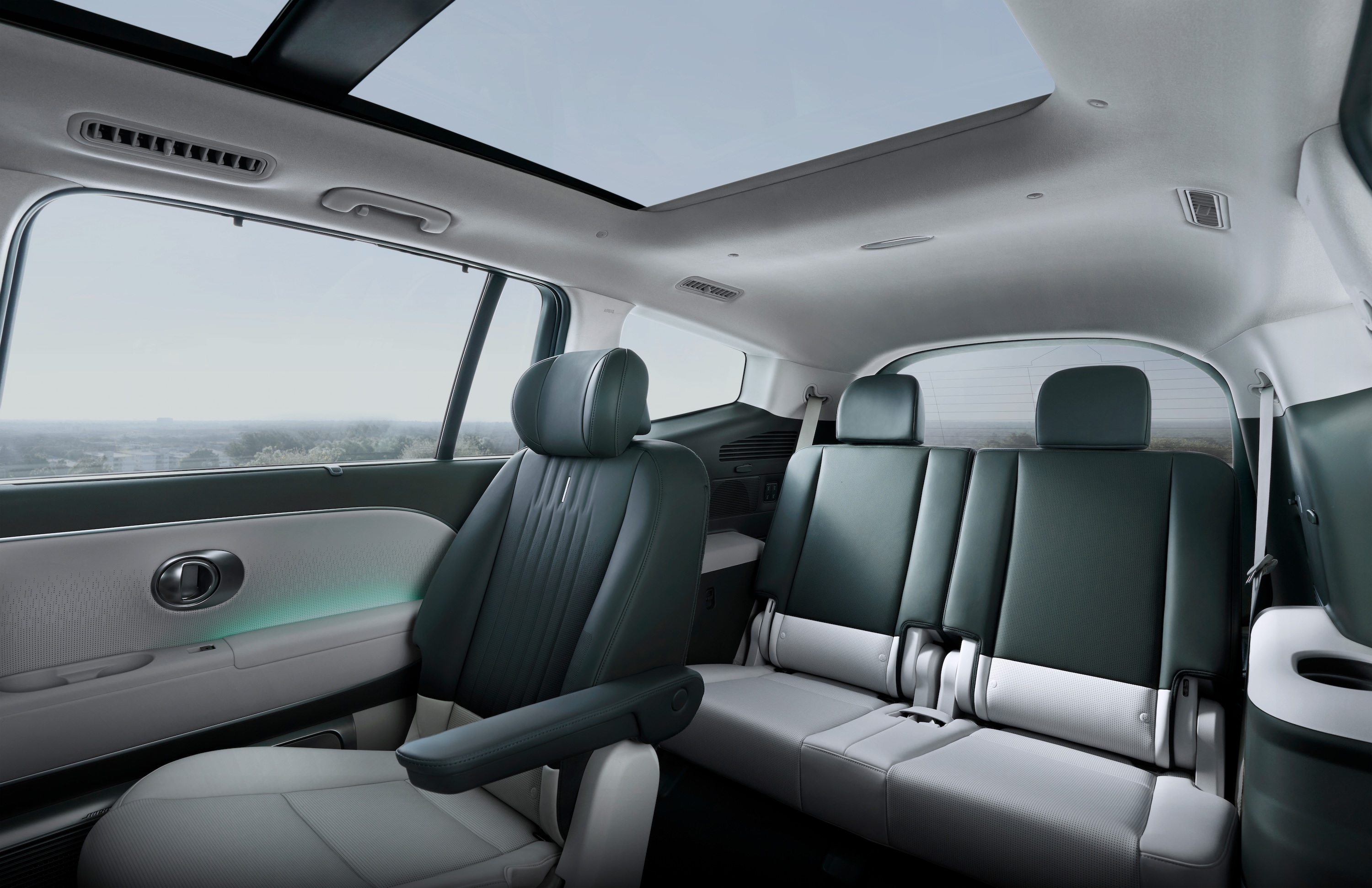 Pohled na sedadla ve druhé a třetí řadě v interiéru elektrického SUV Hyundai IONIQ 9.